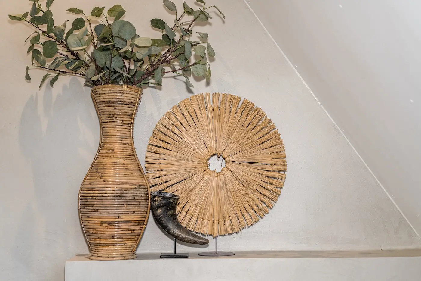 Decoratie op een schap in de badkamer.